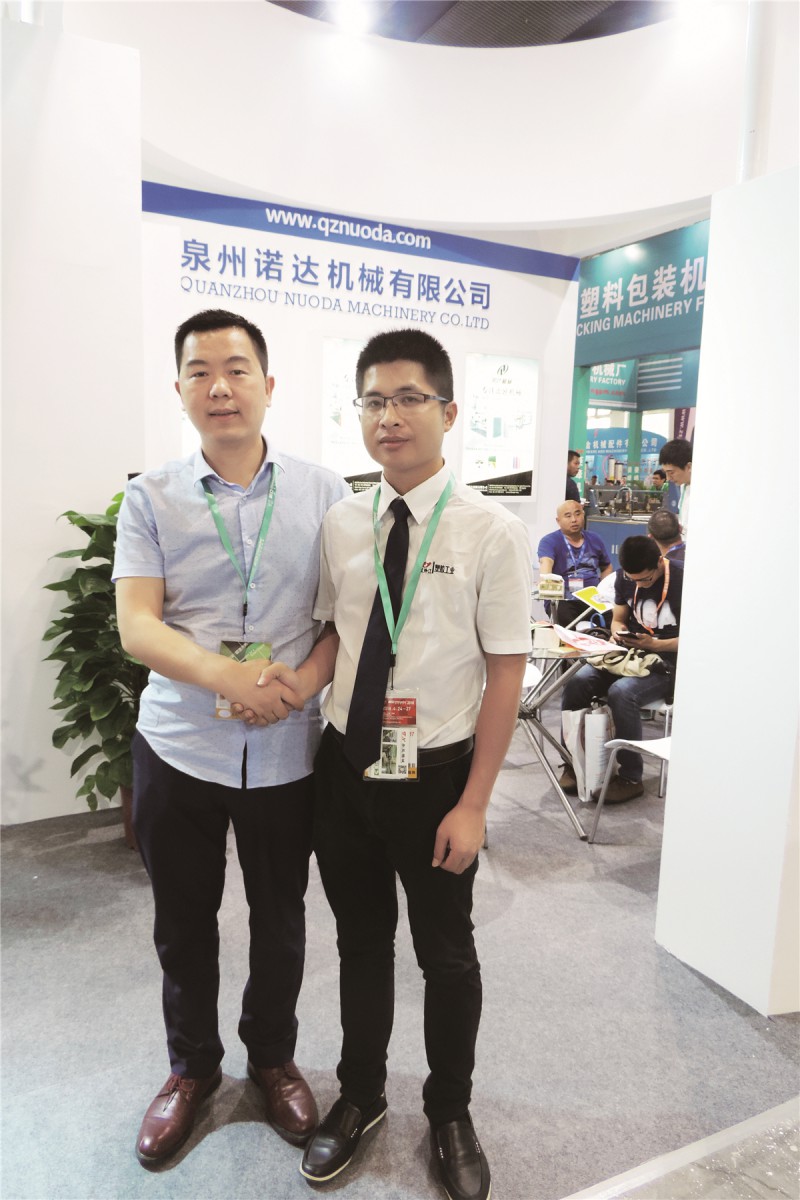泉州諾達(dá)總經(jīng)理龍學(xué)兵(左)與本刊記者