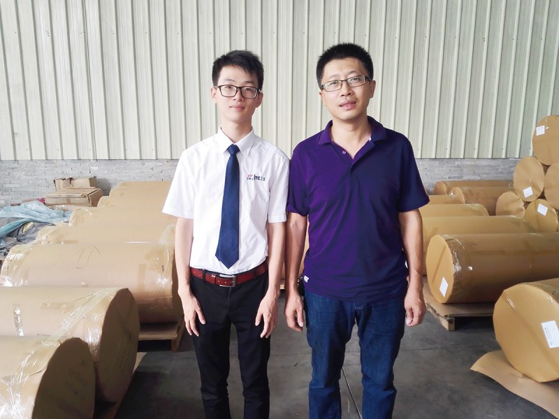 佛山多邦高分子材料有限公司程總(右)和記者(左)合照