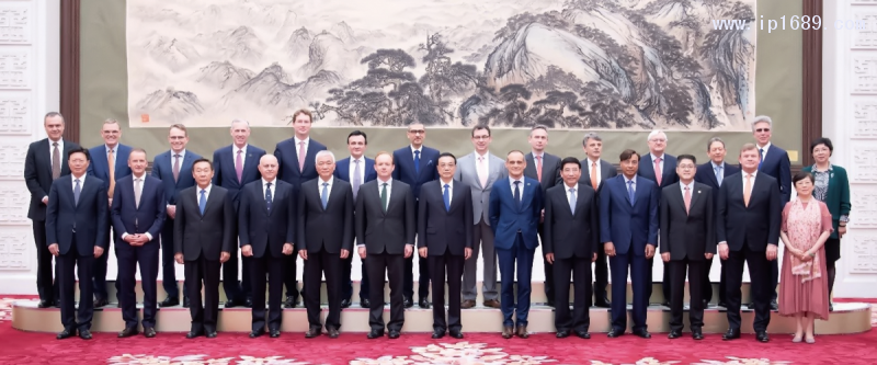ABB集團董事長兼CEO傅賽先生(第二排右四)