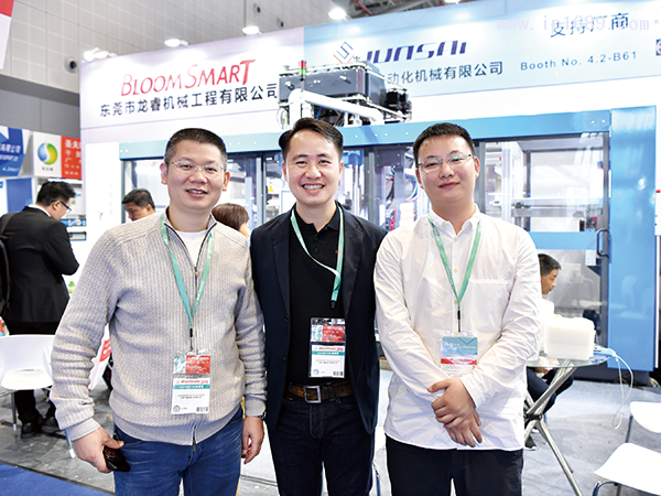 東莞市龍睿機械工程有限公司總經理李躍(中)