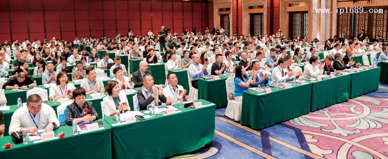 大會吸引了塑料行業(yè)產(chǎn)業(yè)鏈上下游超500名企業(yè)代表、專家、學(xué)者熱情參會