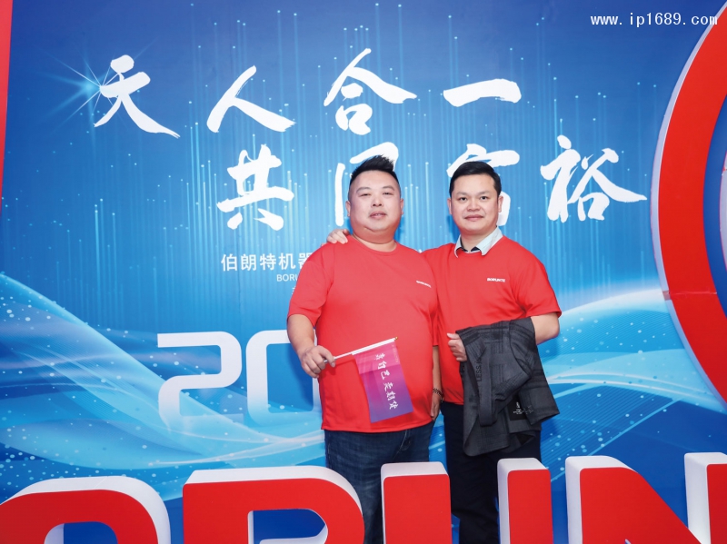 伯朗特營銷副總經(jīng)理尹貴超(左)與《塑膠工業(yè)》總經(jīng)理徐森合影